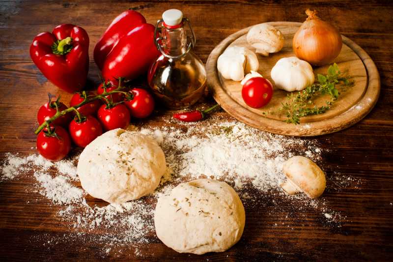 准备做披萨的食材
