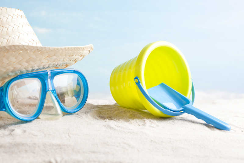 度假海滩上的小玩具和度假用品