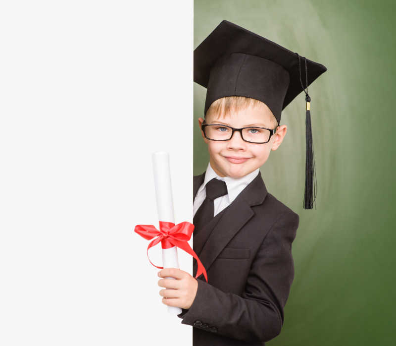 戴着毕业帽的男孩向外面观望