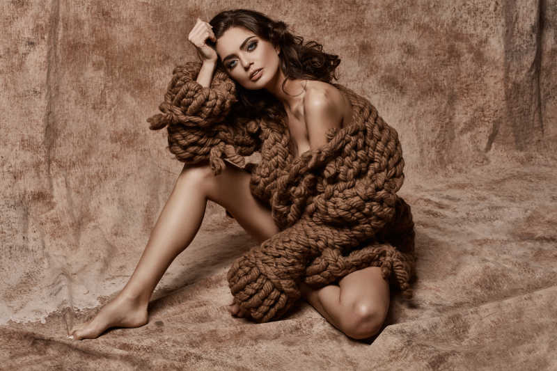 穿着羊毛衫拍照的性感女模特