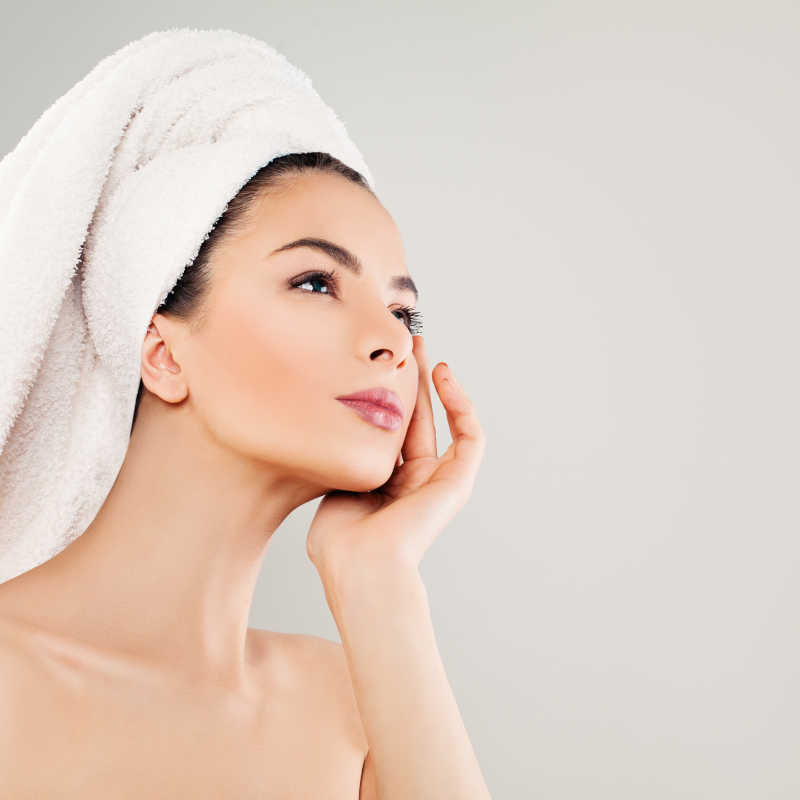 手摸脸的出浴美女