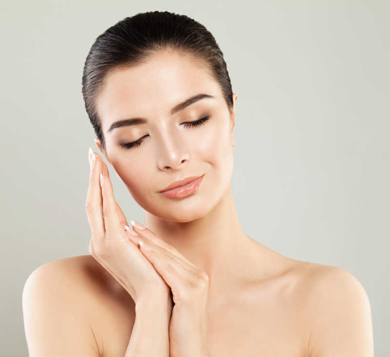 护肤美容后的美丽女子