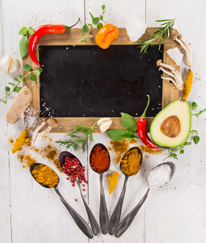 黑色底板木质框架上的各色香料