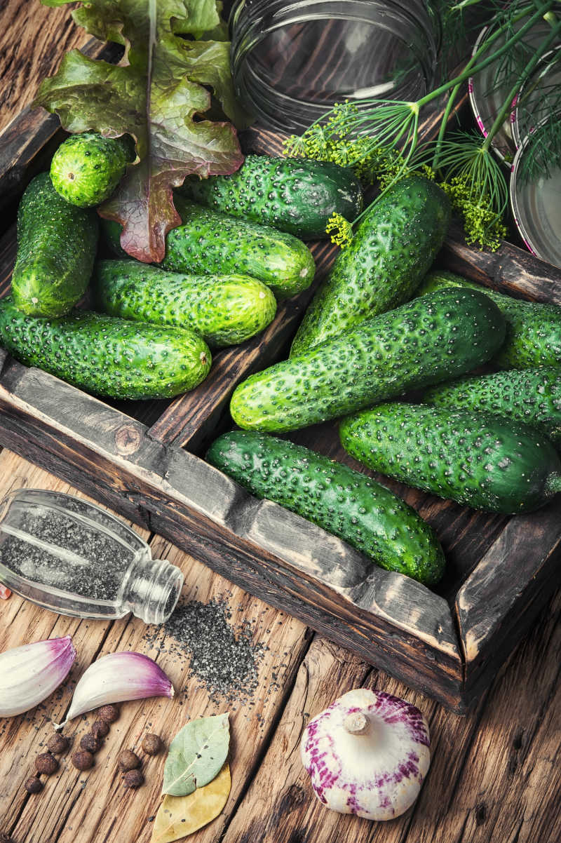 木质桌板上的黄瓜大蒜和香料