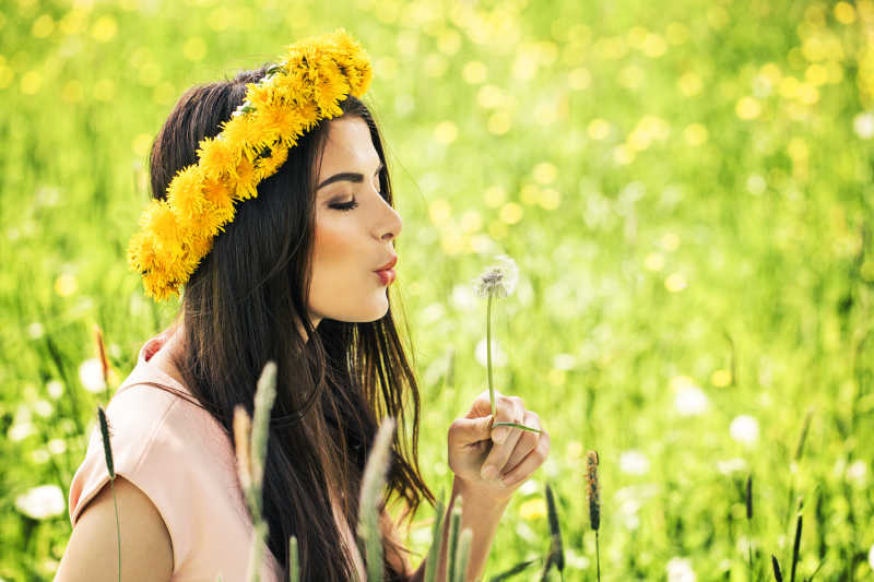 在山野间吹蒲光英的少女