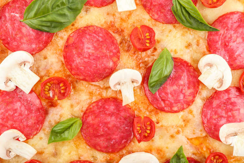 与意大利腊肠和蘑菇特写比萨