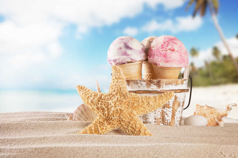 海滩上水果冰淇淋与海星