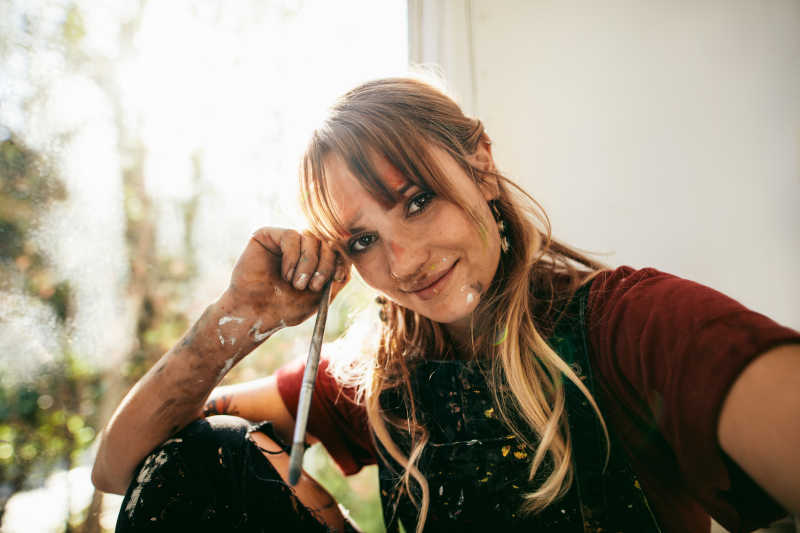 画室里的女画家