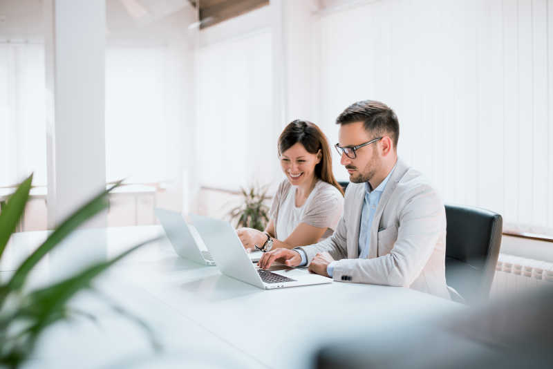 现代化办公的专业人员