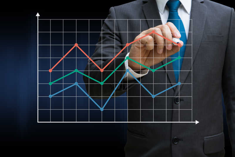 商业人士绘制财务图表