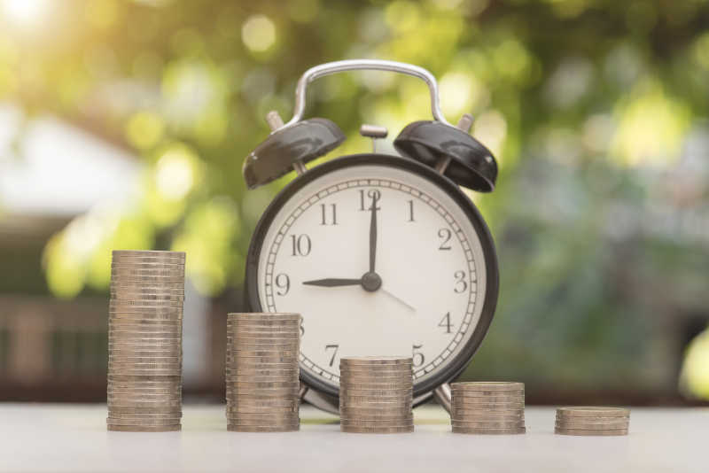 绿色的虚化背景中的钱币