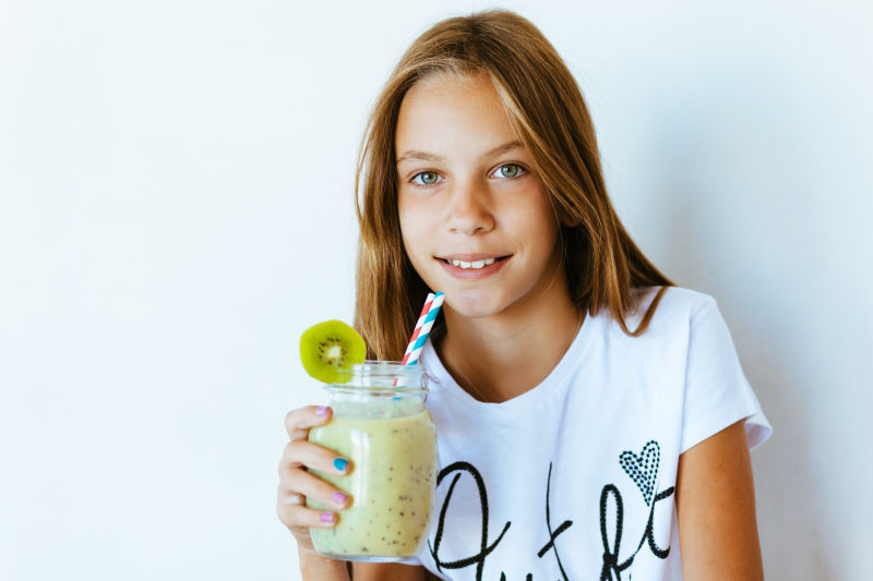 喝冰沙的小女孩