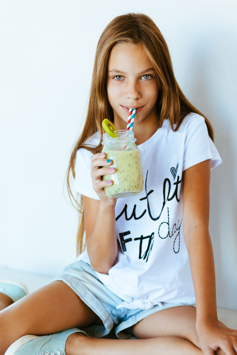 喝冰沙的小女孩