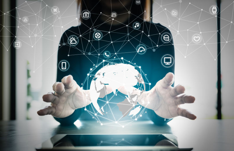 特写手上的女性数字地球全球连接与通信网络应用图标物联网（IOT）和数字时代营销4
