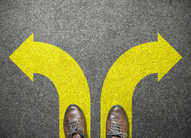 商人的鞋站在选择成功的道路上