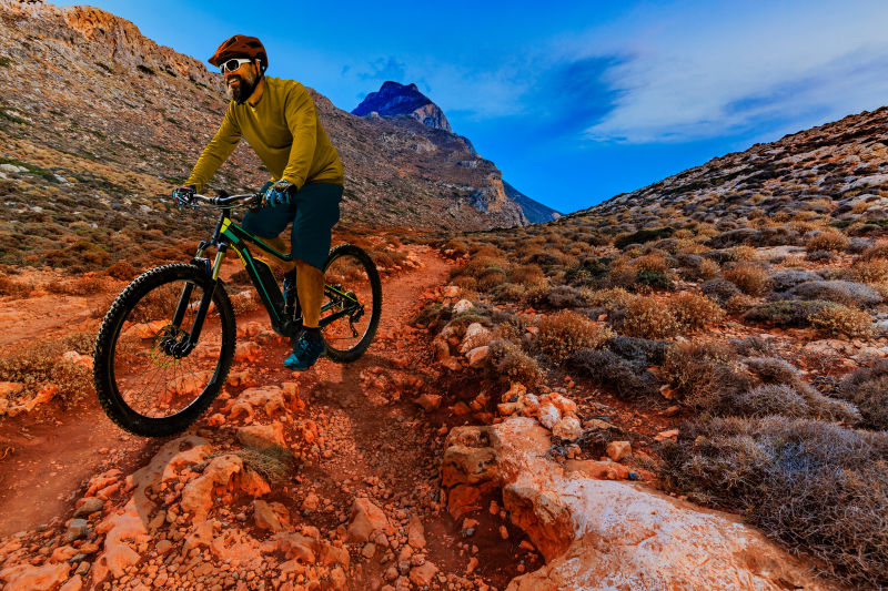 山地自行车图片-公路上的山地自行车素材-高清图片-摄影照片-寻图免费打包下载