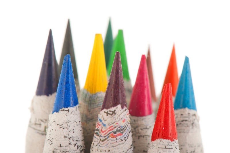 白色背景上的彩色铅笔