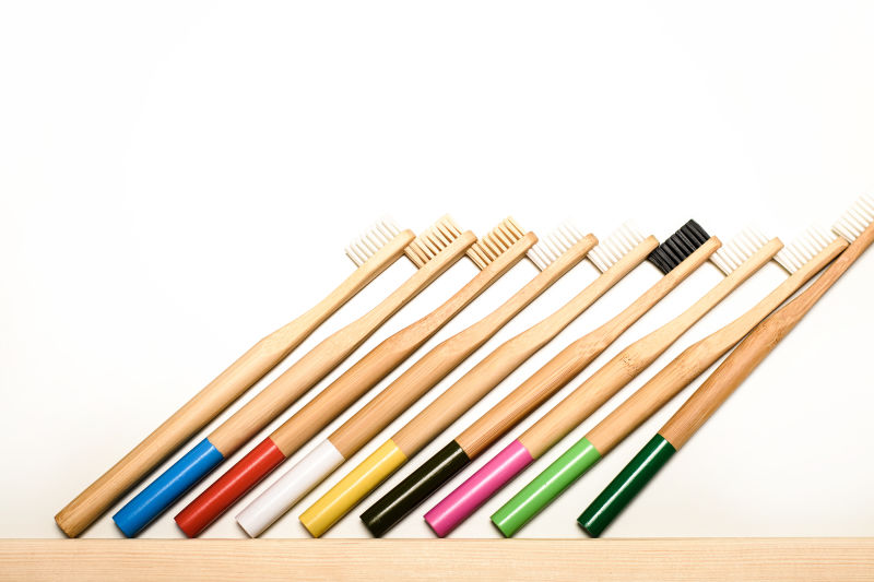 白底全彩色竹牙刷放置文本生态产品生态友好型