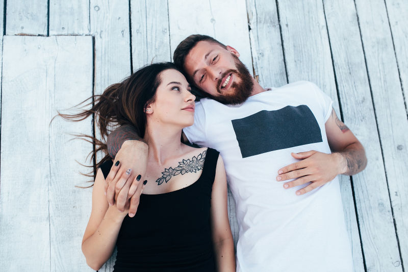 男人和女人躺在木地板上