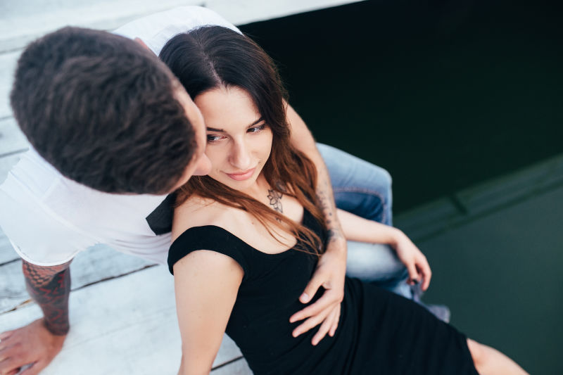 抱在码头上的一对夫妇