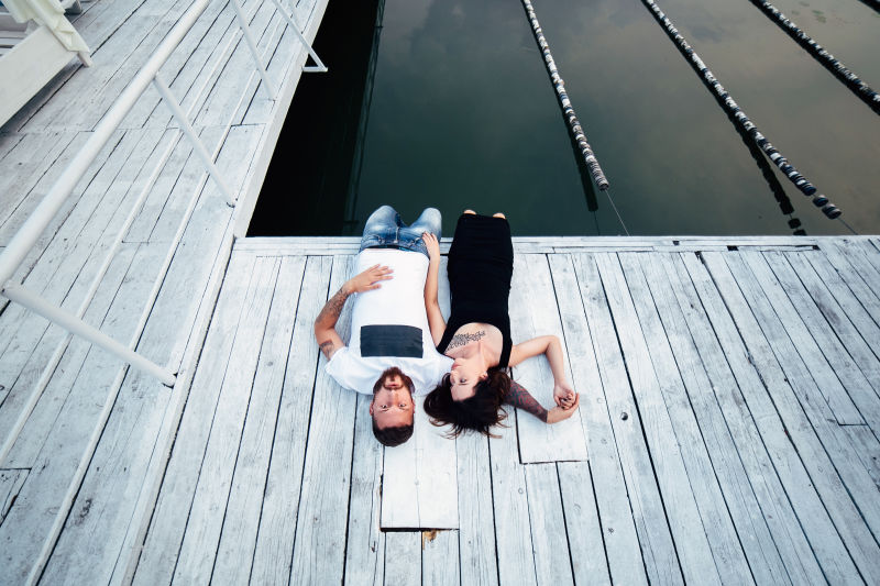 男人和女人躺在木地板上