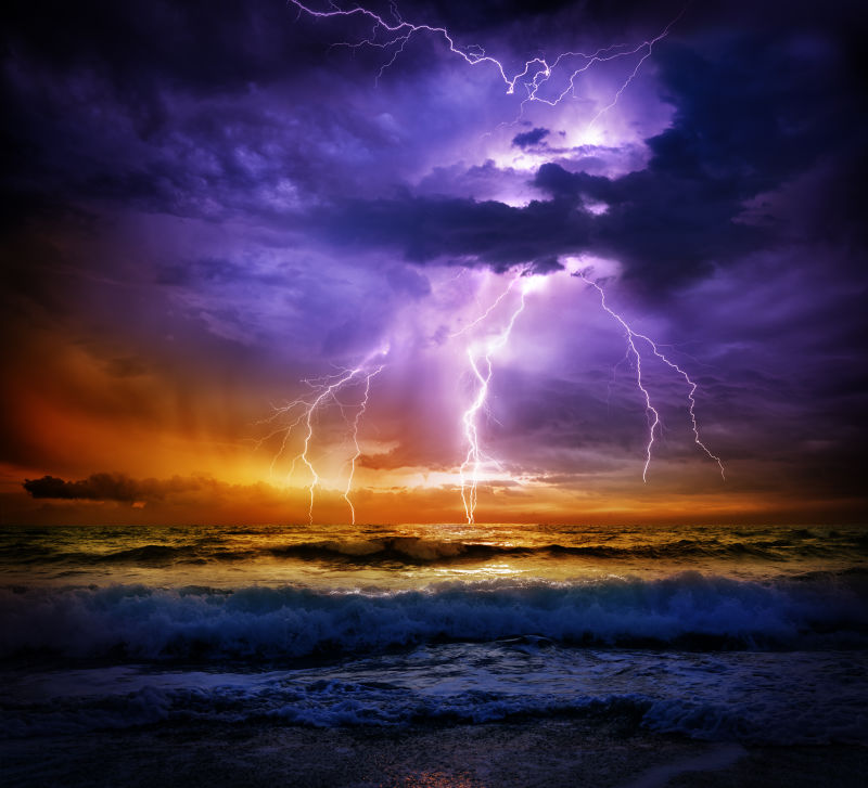 海上闪电和风暴-恶劣的天气