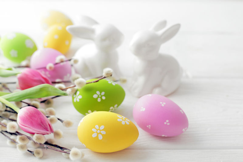 五彩缤纷的复活节彩蛋和春天的花朵