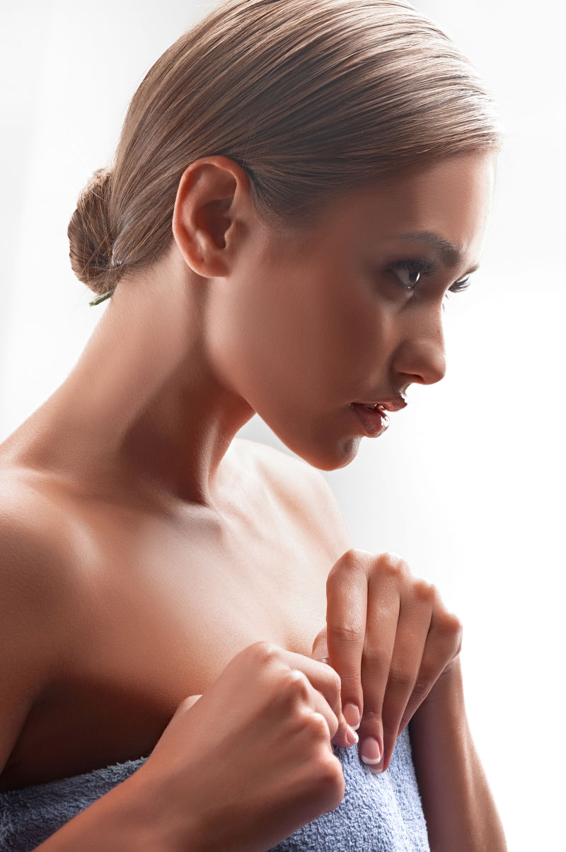 女性按摩过程中的女性