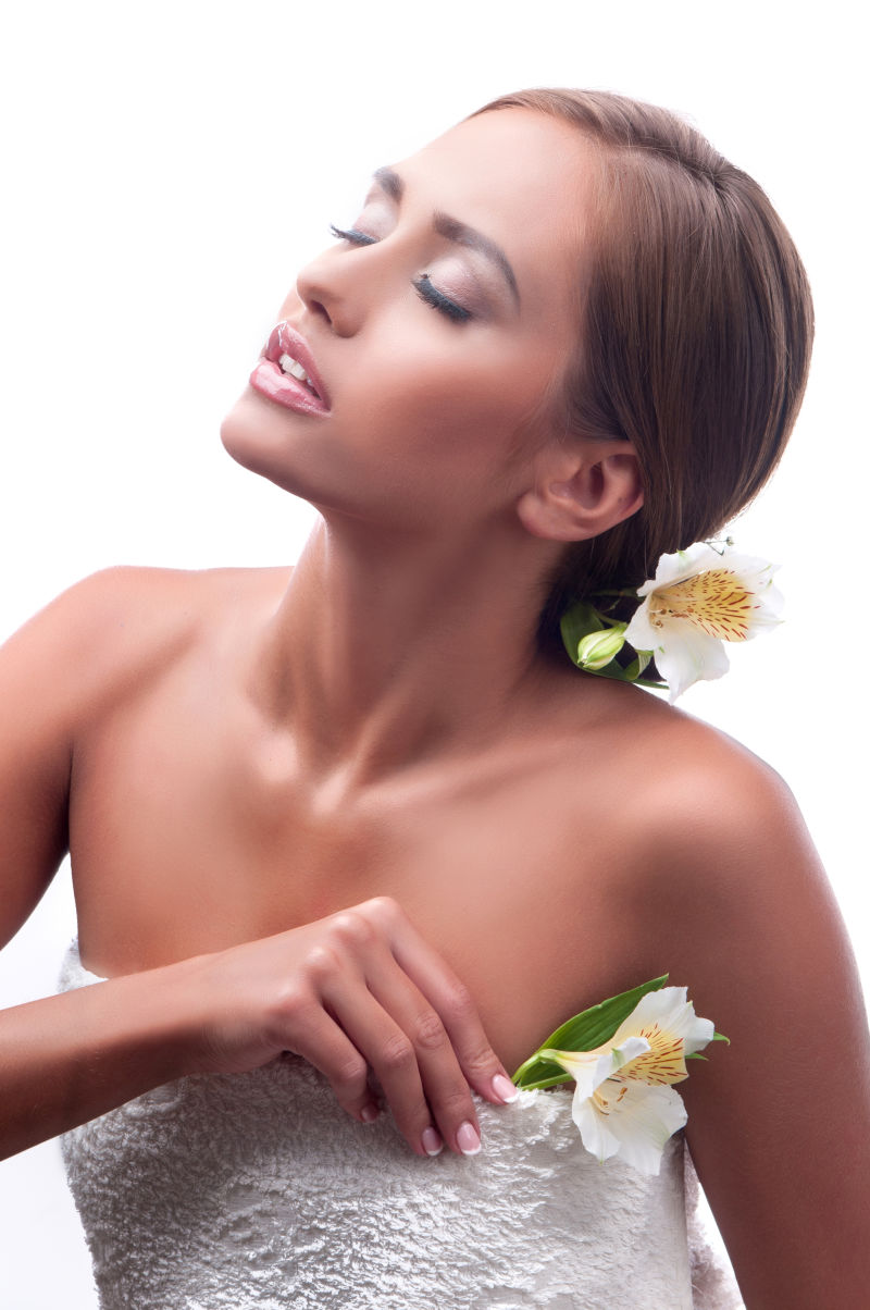 女性按摩过程中的女性