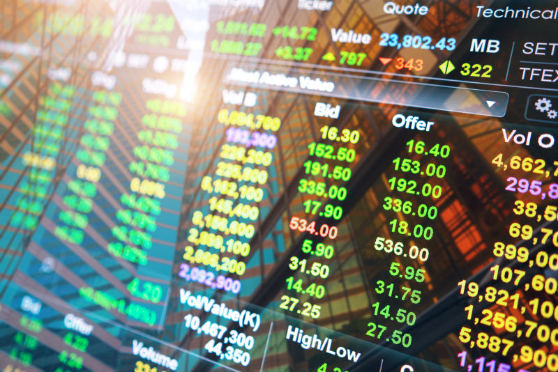 用玻璃反射城市场景展示股票市场行情