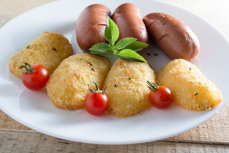 炸香肠和土豆面包