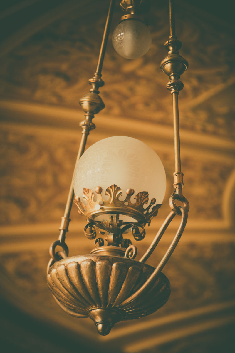 挂在天花板上的旧吊灯