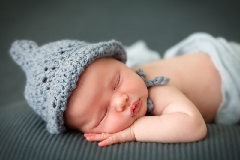 婴儿躺在毯子上睡觉