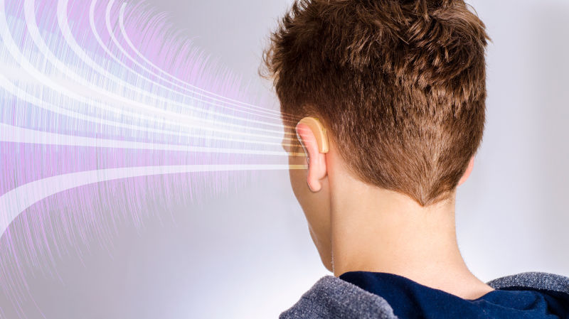 特写带助听器的青少年后视图添加图形元素(声波)