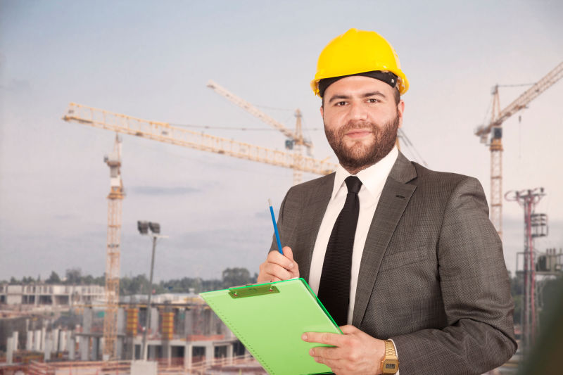 年轻的土木工程师看着摄像机