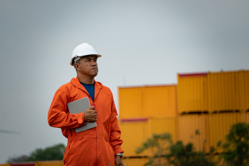 工程师正在检查集装箱