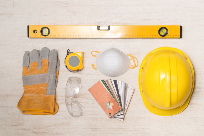 黄色安全帽手套和锤子隔离