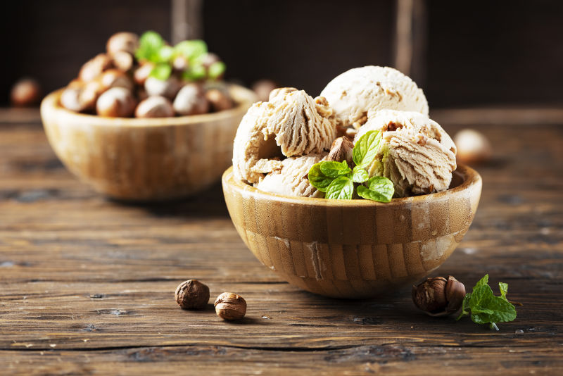 美味的榛子和薄荷冰淇淋-选择性聚焦