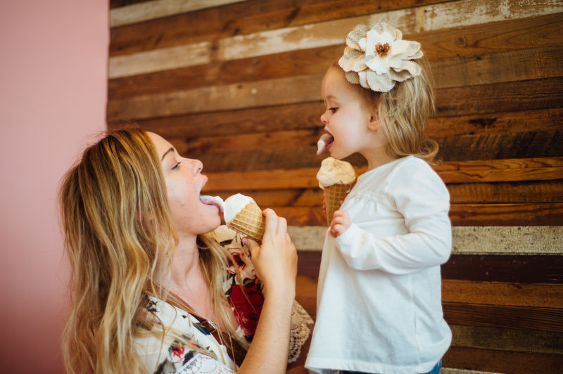 妈妈和孩子一起吃冰淇淋