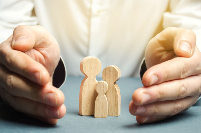 保险代理人在家附近牵手-家庭生命财产保险的概念-家庭护理和帮手概念-健康保险-保健-安全和财产保护