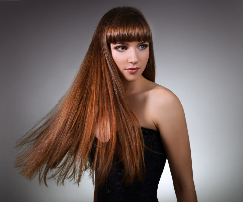 长直发的漂亮女孩