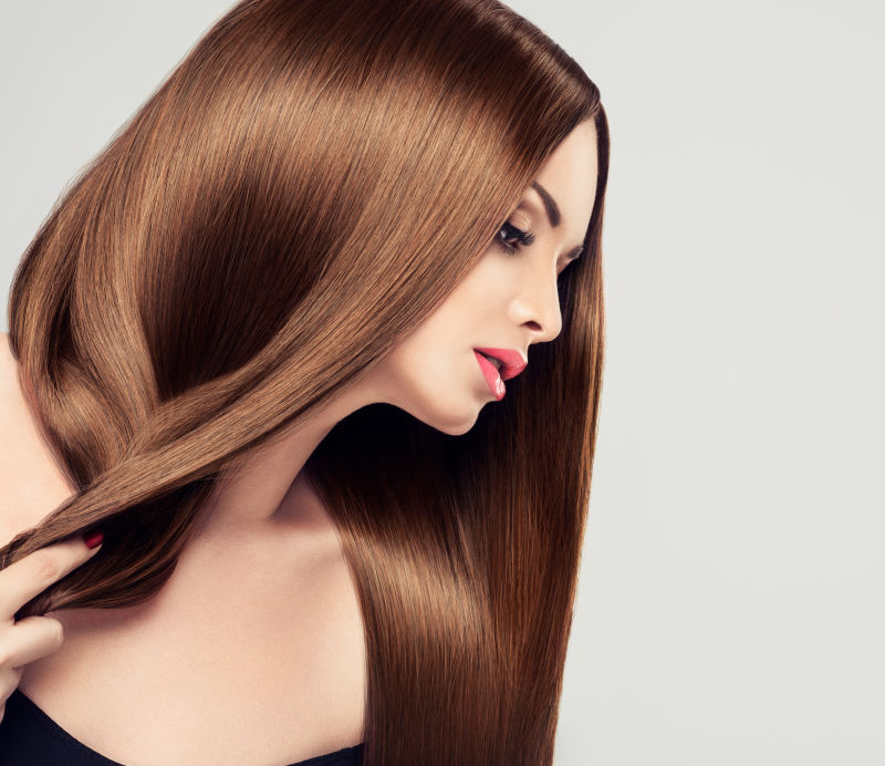 长着棕色头发的美丽女孩