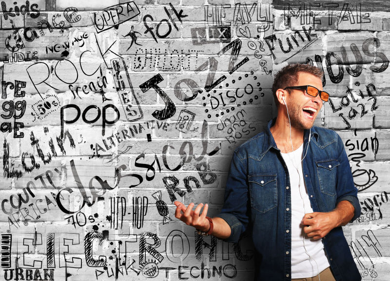 听音乐并模仿弹吉他的家伙