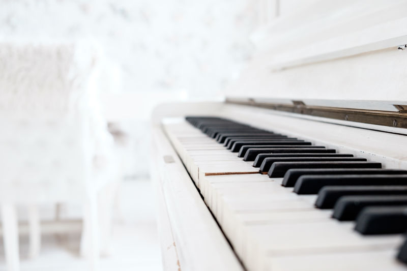 白色房间里的白色复古钢琴