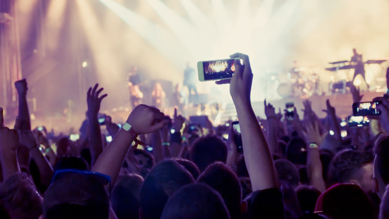 歌迷为音乐会拍照