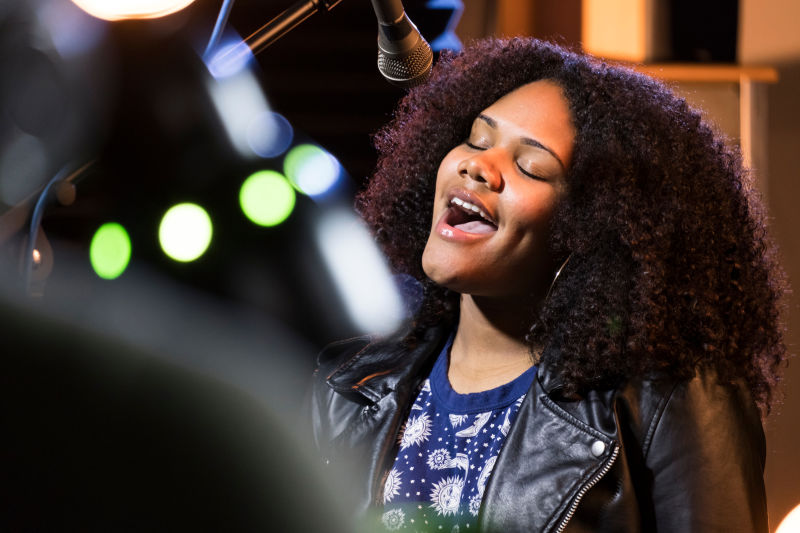 在录音室唱歌的黑人女性