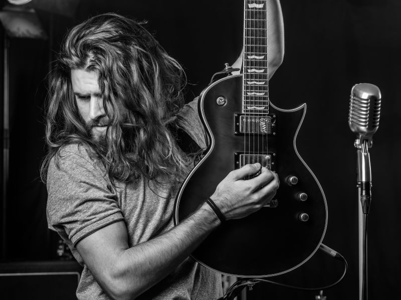 舞台上弹电吉他的帅哥