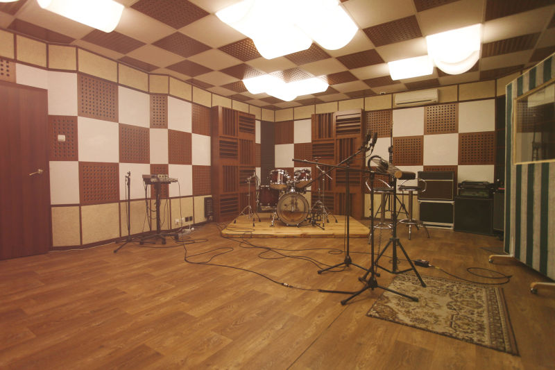 排练室-带专业设备的录音室内部