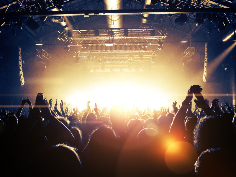 音乐厅挤满了歌迷