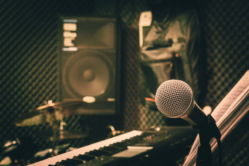 近距离乐器音乐背景概念家庭录音室中带有键盘和鼓和扬声器的单麦克风为创意设计提供空间文本和文字模型模板壁纸